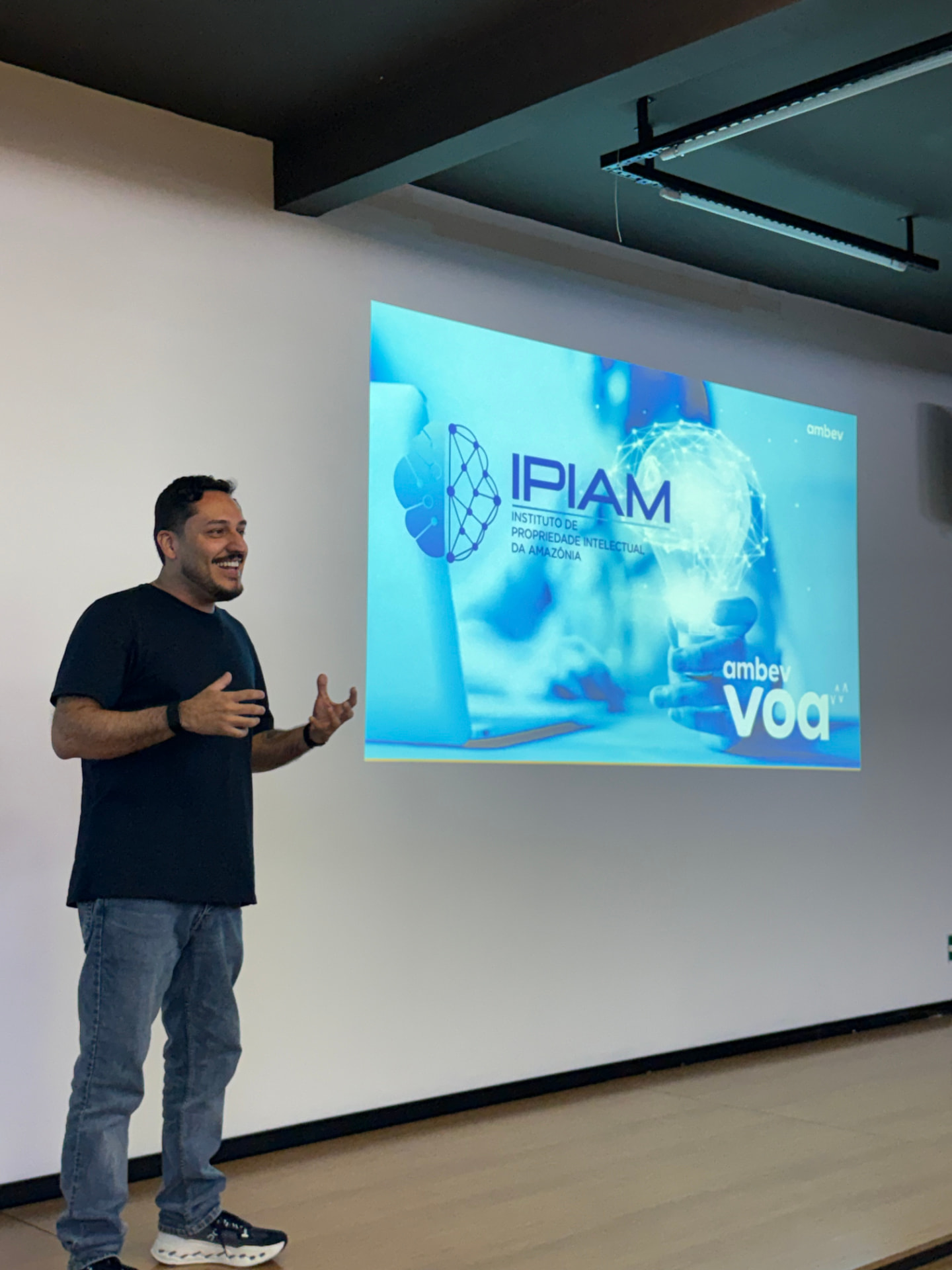 Apresentação do IPIAM com marca do Instituto em tela, no evento Ambev Voa